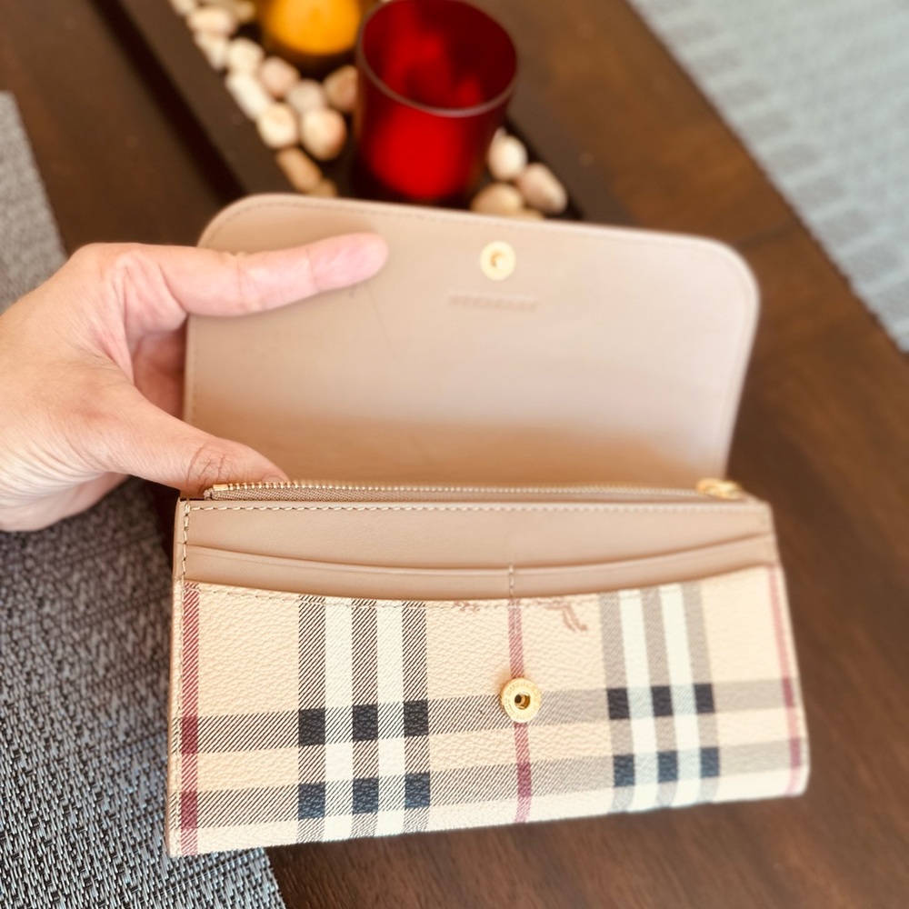 Burberry wallet 💯 authentic - Picture 2 of 9
